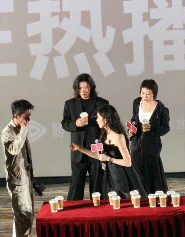 窦靖童宋妍霏闺蜜感情深厚,已携手两年,共度遛狗归家时光