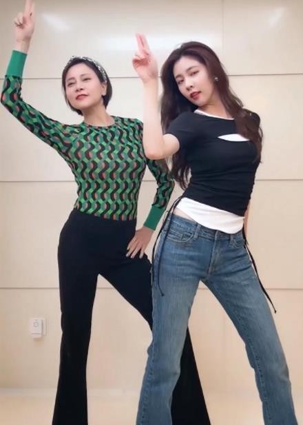 宋妍霏和妈妈参加节目,难怪能成为大明星,妈妈穿着时尚颜值超高