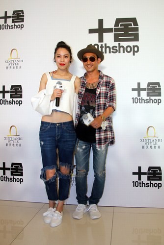 李灿森携妻首度亮相 大秀恩爱避谈包贝尔婚礼风波