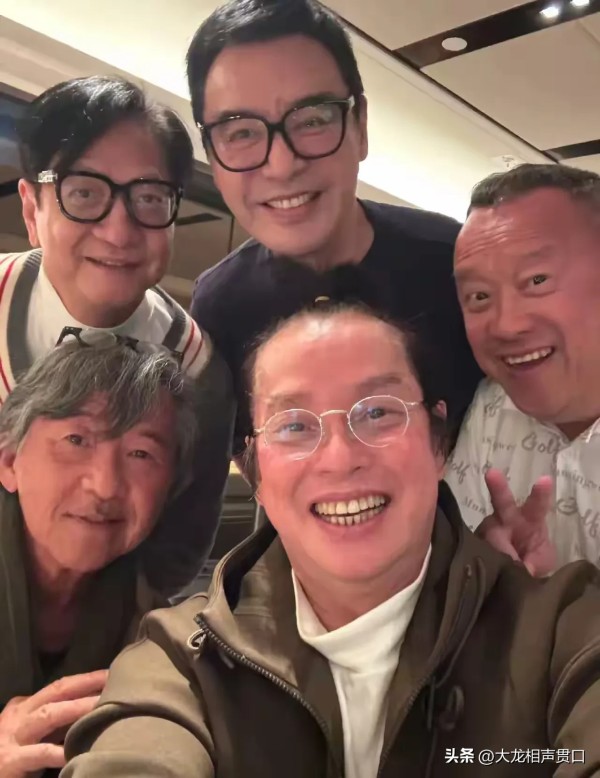 大龙服装弹唱(13:40):74岁的谭咏麟头发长了,扎个小辫,红光满面。同一帮兄弟,从青丝到白头。不是亲兄弟,胜似亲兄弟,人缘正好!
从《水中花》到《说不出再见》再到《披着羊皮的狼》等等歌曲,歌迷也是从青丝听到的白头。
谭咏麟是开演唱会狂魔,他喜欢用这种方式,跟支持他的歌迷在一起。用歌声来交流情感!
从1984年开始,谭咏麟每逢开演唱会即连开数十场,基本包办了演出场馆一整个月的每个夜晚。
...