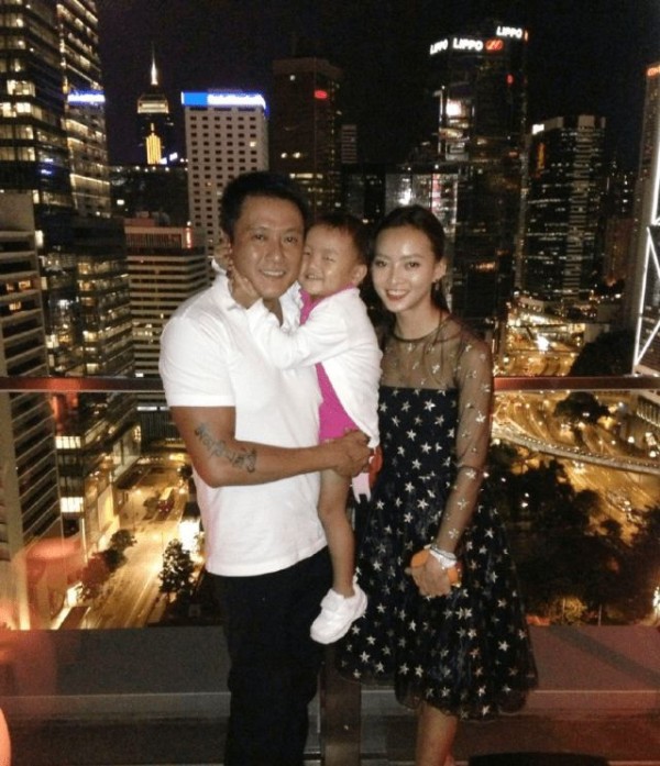 香港男星为捡硬币钻车底,落魄状态引唏嘘,前妻改头换面变名媛