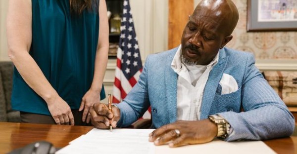 如何处理明星公关危机及时道歉积极回应与媒体保持良好沟通寻求专业帮助和保持积极乐观的态度