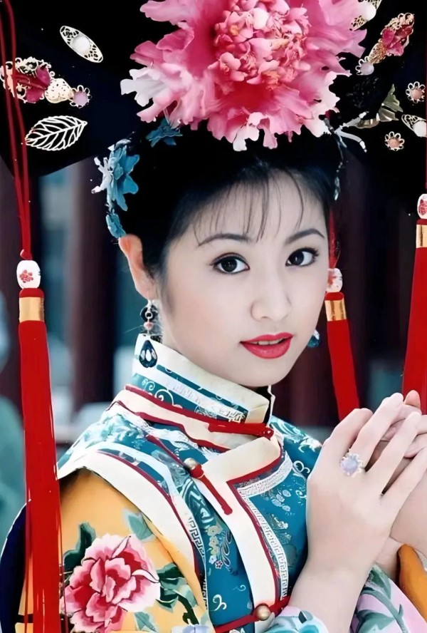 马哥有话说:林心如的 8 个人物关系情况如下:
1.丈夫:霍建华,1979年出生,演员,与林心如于2016年结婚,育有一女,感情稳定。
2.前男友:林志颖,1974年出生,演员和歌手,两人早年相识并曾交往,至今仍保持朋友关系。
3.好友:徐若瑄,1975年出生,演员和歌手,两人私交甚好,经常在社交媒体上互动。
4.搭档:苏有朋,1973年出生,演员兼导演,两人在电视剧《还珠格格》中合作,友...