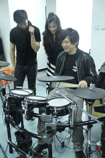 徐立叶世荣探班信乐团 师徒关系亲密引猜疑