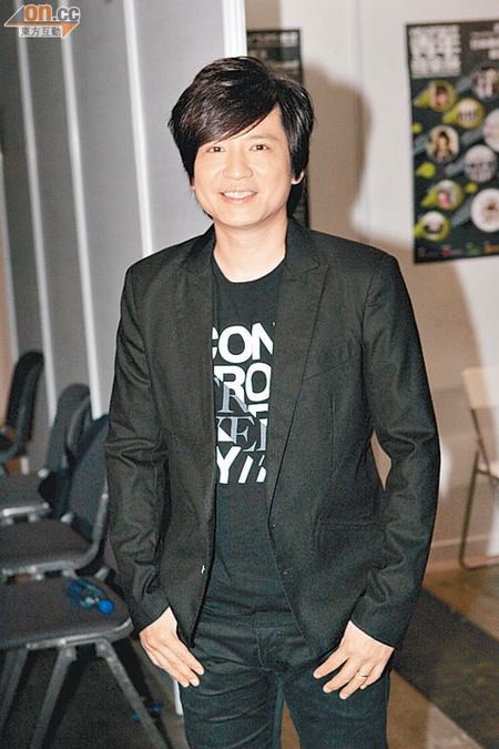 世荣今日于北京迎娶比他小22年的吉林姑娘张伟铃。