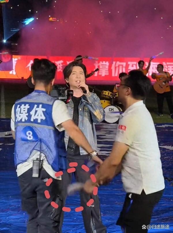 明星盛典惊现冲突,叶世荣尴尬目睹摄影师激烈对峙