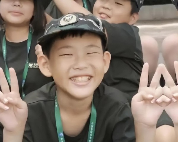 孙卓放暑假了,回家大半年浑身“城里人”的气质,孙辉成为小明星