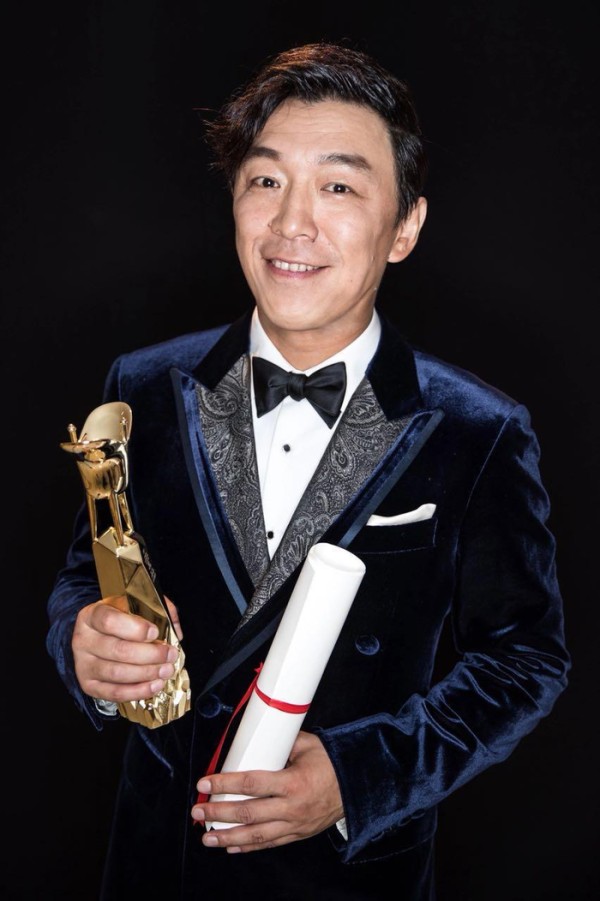 明星被说丑他们都这样回应,黄渤靠自黑化解尴尬