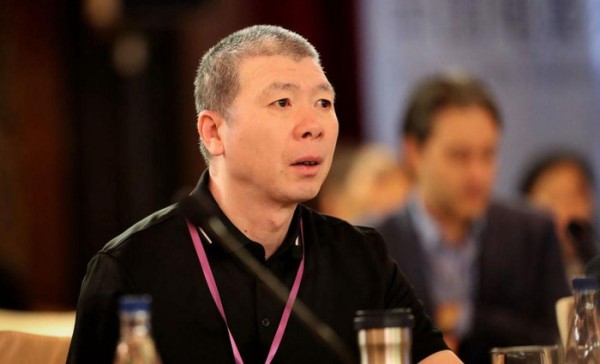 明星被说丑他们都这样回应,黄渤靠自黑化解尴尬