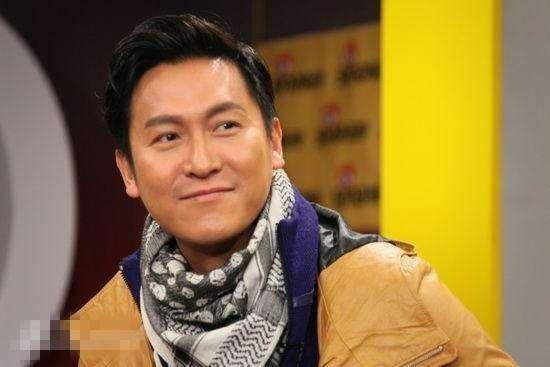 出身贫寒家庭,TVB一线小生,老婆是初中同学,儿子酷似谢霆锋