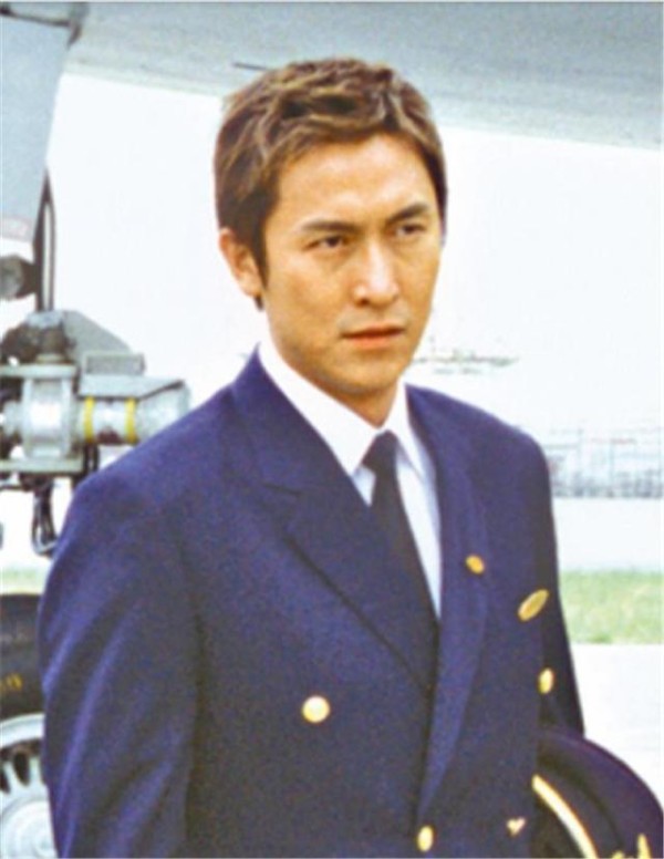 出身贫寒家庭,TVB一线小生,老婆是初中同学,儿子酷似谢霆锋