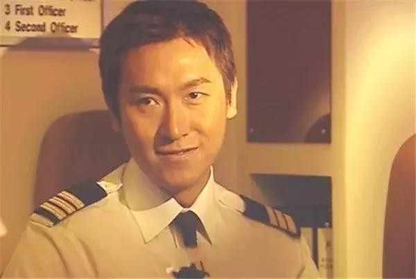 出身贫寒家庭,TVB一线小生,老婆是初中同学,儿子酷似谢霆锋