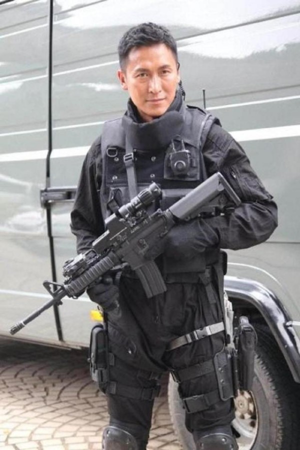 出身贫寒家庭,TVB一线小生,老婆是初中同学,儿子酷似谢霆锋