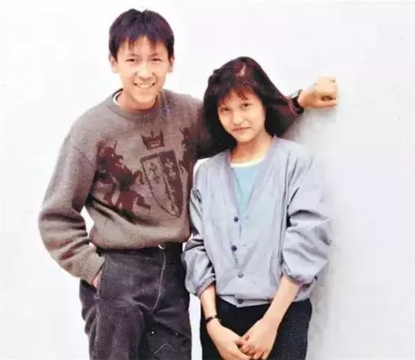 出身贫寒家庭,TVB一线小生,老婆是初中同学,儿子酷似谢霆锋