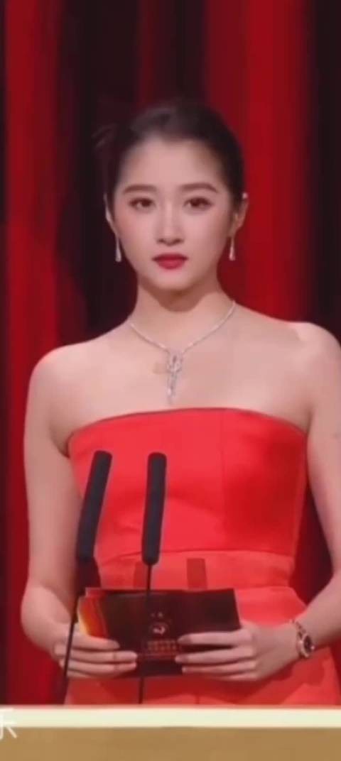 关晓彤红毯造型引争议，丸子头抹胸礼服被批低档