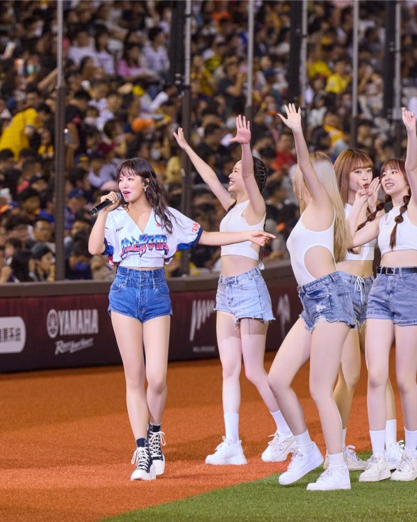 丁噹短版球衣配上短裤小秀性感。（相信音乐提供）