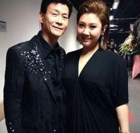 郑少秋和小17岁妻子同框,夫妻两人似父女,妻子太美艳