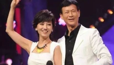 郑少秋和小17岁妻子同框,夫妻两人似父女,妻子太美艳