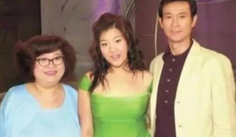 郑少秋和小17岁妻子同框,夫妻两人似父女,妻子太美艳