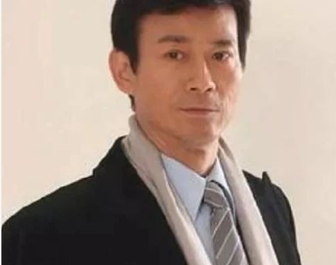 郑少秋和小17岁妻子同框,夫妻两人似父女,妻子太美艳