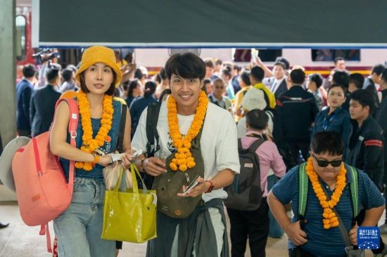 7月20日,首趟老挝泰国跨境铁路客运列车乘客抵达老挝万象坎萨瓦站。新华社发(凯乔摄)