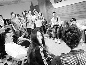 节目后台，刘欢、杨坤、那英、庾澄庆休息片刻将继续工作