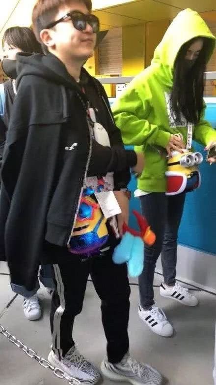 刘恺威未替杨幂“诈捐门”发声,还与朋友玩的超开心