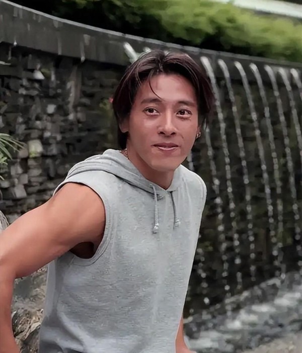 吕颂贤59岁还像小伙?他和麦景婷的神仙婚姻太逆天了吧