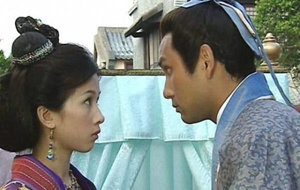 出道与吕颂贤合作，没有被成龙捧红，嫁同龄富豪老公，今过成这样