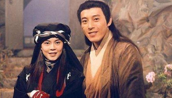 出道与吕颂贤合作，没有被成龙捧红，嫁同龄富豪老公，今过成这样