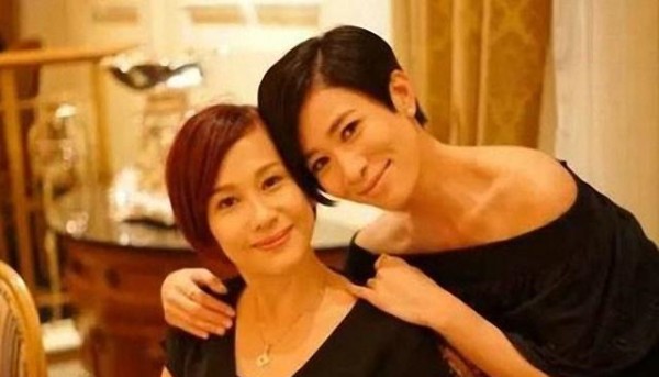 出道与吕颂贤合作，没有被成龙捧红，嫁同龄富豪老公，今过成这样