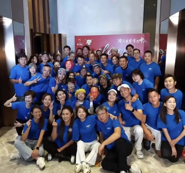 优雅的小喵:定居大陆的港台明星名单
北京
任达华(与中山两地)、成龙(置业)、谢霆锋、赵雅芝、徐克、叶璇、吴宗宪(置业)、吴奇隆、苏有朋、王耀庆、李宗盛(与上海两地)、陈乔恩、周海媚、张卫健、陈伟霆、陈妍希、刘若英、周华健、容祖儿、温兆伦、罗嘉良、罗大佑、李子雄、邓萃雯、汤镇业、邱淑贞、焦恩俊、钟丽缇、马景涛、洪欣、温岚、翁虹(从上海迁来)、孟广美、霍汶希、柯以敏(从马来西亚迁来)、唐文龙、吴...