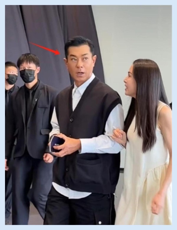 古天乐李若彤罕见同框,58岁李若彤主动抱臂撒娇,两人穿着似父女