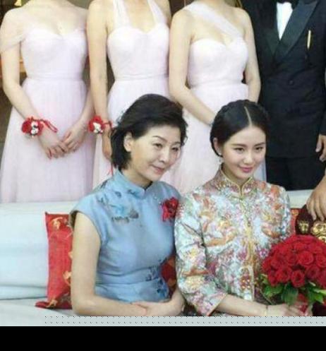 刘诗诗终于捅破妈妈强大背景,难怪出道多年无人敢惹,成龙都敬她三分