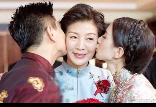 刘诗诗终于捅破妈妈强大背景,难怪出道多年无人敢惹,成龙都敬她三分