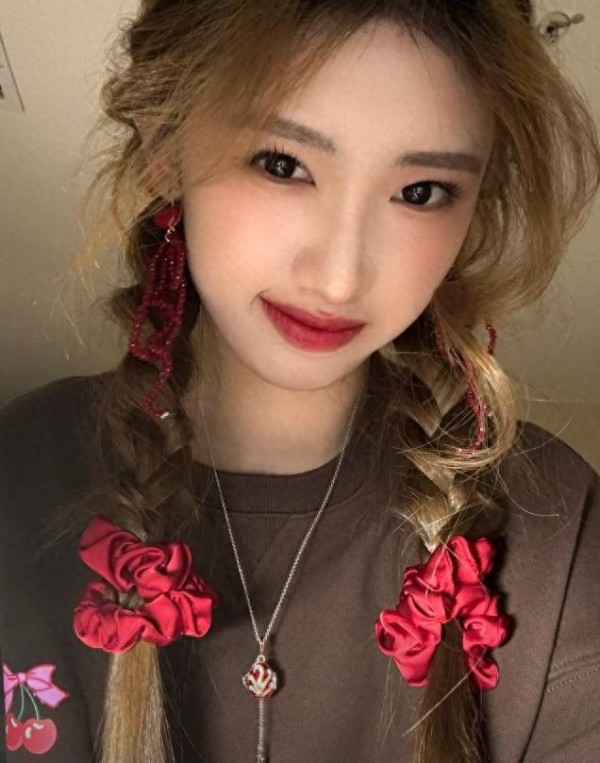 徐帆养女最新美照曝光!18岁徐朵充满明星范儿,两条麻花辫超美!