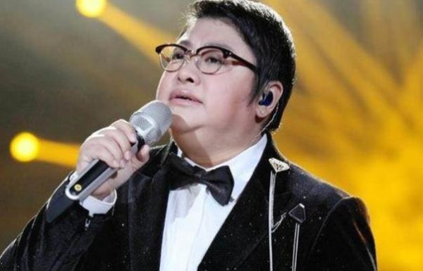 圈内收养孤儿的明星,最后一位养女踢走养母与养父结婚了