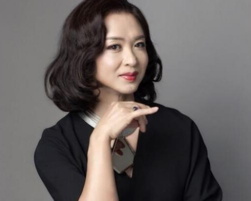 收养孩子的明星,只有她最悲剧,养女却嫁给了自己的丈夫