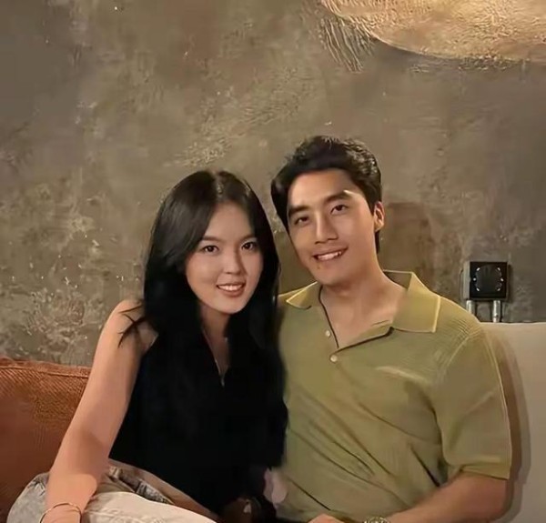 李咏之女法图麦恋情曝光!23岁晒恩爱男友,家境优越颜值高