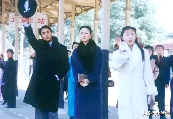 小鱿娱:金燕西在原著里的结局,电视剧没敢拍出来。
金家树倒猢狲散后,七少爷只分到5万大洋的家产。不到1年他就花完了。没钱没工作他一直向几个姐姐要钱花。
但让人意外的是他回国后,命运逆袭,靠一张帅气的脸成了电影明星,二婚娶了电影明星。
因为长得帅,深受影视圈编剧和导演的青睐,再加上他之前家族积攒的人脉,在各路少爷的引荐下,金燕西的名气越来越大,还自编自导自演了一个电影,凭借自己的才华逆袭成了响...