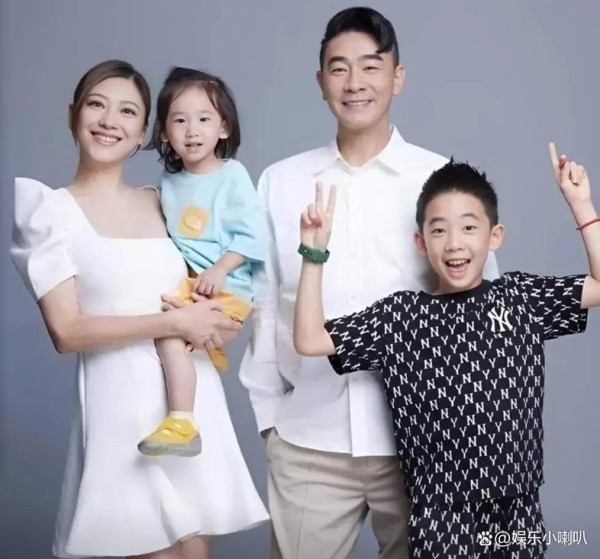 明星父子同框名场面:陈小春护子、张智霖被比下去,颜值博弈背后藏温情,陈飞宇基因开挂,谢霆锋父子反差引热议