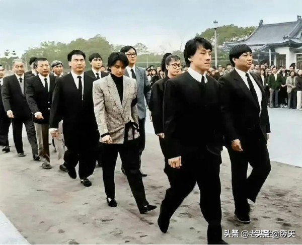 今天:在历史的长河中,某些时刻总会因为特定的人物而变得熠熠生辉。蒋经国的葬礼便是这样一个时刻,尽管它是一个告别的仪式,却因众多香港明星的到场而成为一场文化盛宴。对于许多人来说,这不仅是对一位伟人最后的敬意,更是一次娱乐圈与政治交织的历史瞬间。
想象一下,葬礼现场气氛庄重,鲜花环绕,黑色的西装与白色的花圈交相辉映。在这样的场合中,成龙的出现引起了不少人的侧目。作为华语电影的代表性人物,成龙身上的光...