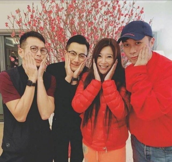 刘恺威春节与古巨基等好友聚会,捂脸露笑容走出离婚阴云