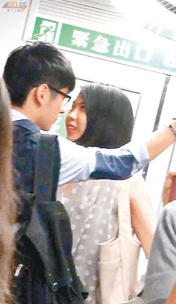 两人几乎头贴头