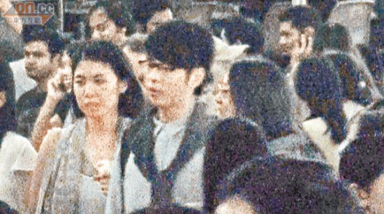 许廷铿牵着女友的手猜灯谜