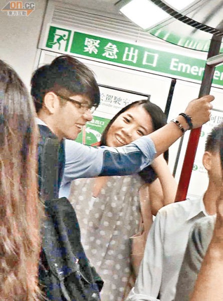 许廷铿与女友Mildred在车厢内谈情说笑，二人还情不自禁地头贴着头