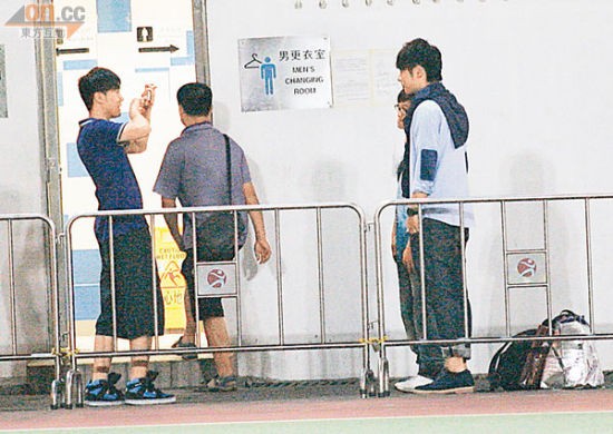 许廷铿在男厕外与粉丝合照