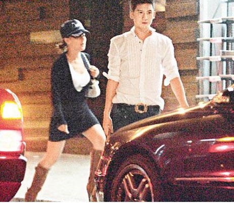 八卦：张敬轩与妙龄女泡夜店