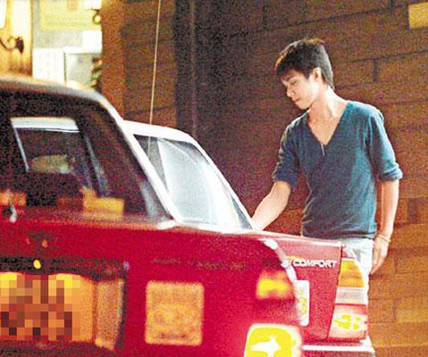 八卦:张敬轩与妙龄女泡夜店