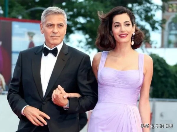 子时旧事：#头条首发大赛#这种势均力敌、两口子都很优秀的夫妻关系真的很棒。
以色列总理被国际刑事法院发逮捕令，在新闻中发现了另一个名字——阿迈勒·克鲁尼。她是检察官顾问小组的成员，著名国际人权律师。之前她曾因为没有就巴以问题发声而被谴责。她的丈夫是著名好莱坞明星乔治·克鲁尼。两个人可以说是各自领域的佼佼者。
有情感专家说：最好的亲密关系是两个人共同进步。
那么普通人的最好关系是否就是为了共同的家，...